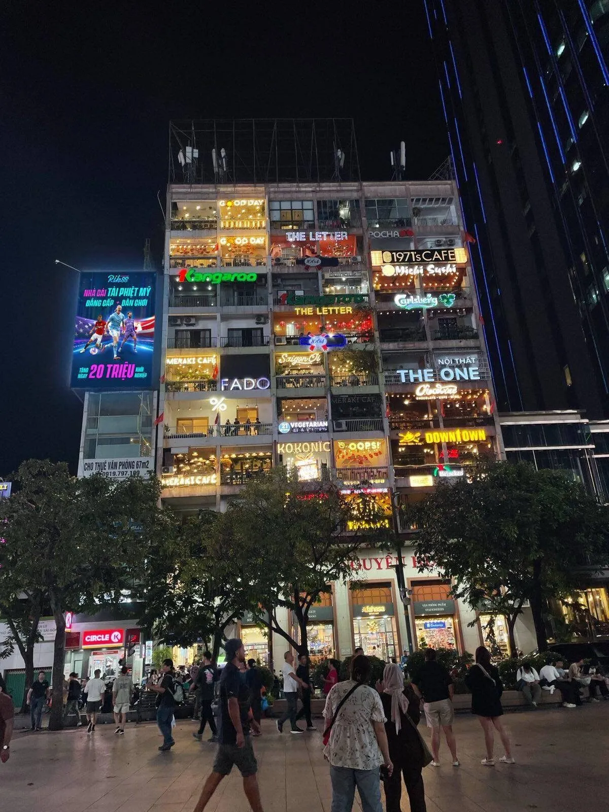 Hình ảnh Rik88 phủ sóng tại trung tâm phố đi bộ và các tòa nhà cao tầng khiến nhiều người hoài nghi.